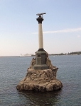 Памятник затопленным кораблям воздвигнут в 1905году к 50-летию обороны Севастополя. "В память кораблей, затопленных в 1854-1855гг. для заграждения входа на рейд" - выбито на доске, давно позеленелой от морских брызг и ветров. Авторы - эстонский скульптор А.Г. Адамсон и архитектор В.А. Фельдман. Памятник затопленным кораблям
